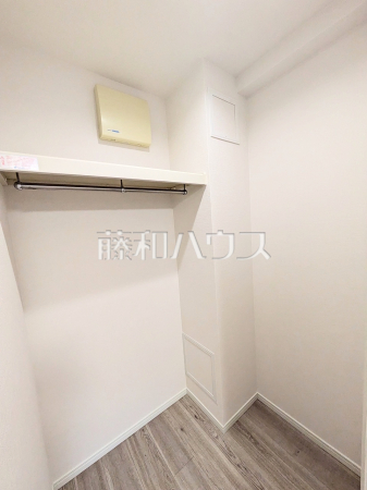 ≪収納≫大容量のウォークインクローゼットでお部屋をスッキリきれいに保てます。　【クロスウィル多摩センター】