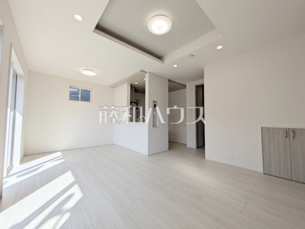 リビング　【三鷹市新川２丁目】