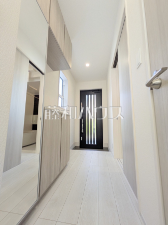 玄関ホール／玄関収納／廊下　【三鷹市新川２丁目】