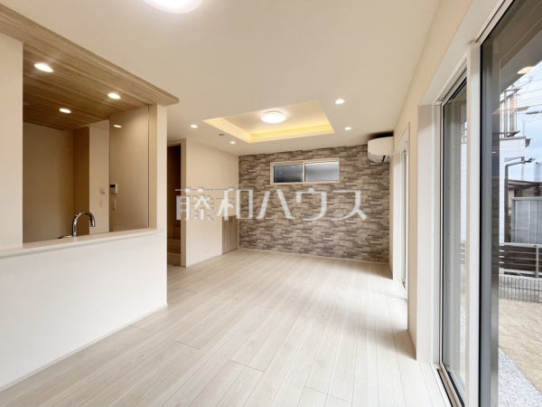 リビング　【三鷹市新川２丁目】