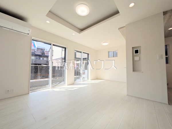 リビング　【三鷹市新川２丁目】