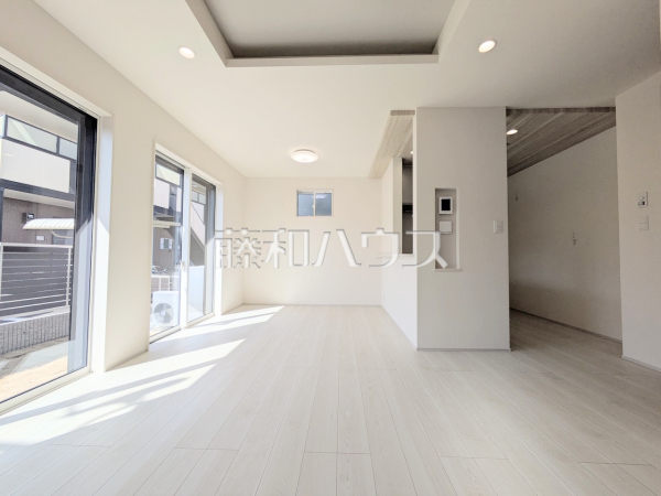 リビング　【三鷹市新川２丁目】