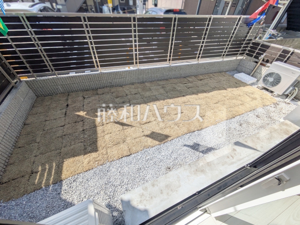 庭　【三鷹市新川２丁目】