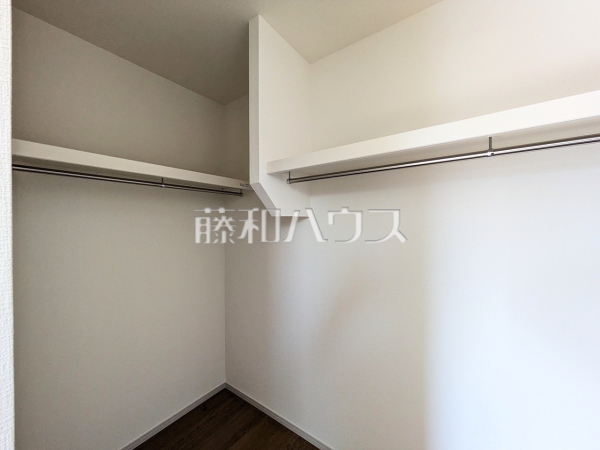 収納力豊富なウォークインクローゼットで、バッグや小物類も片付きます　2号棟　ウォークインクローゼット　【福岡市南区屋形原１丁目】