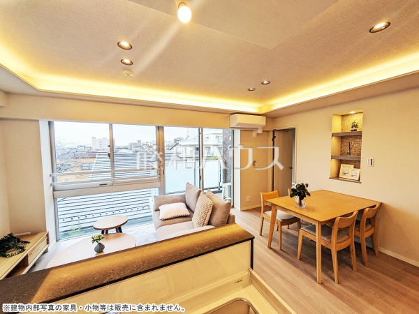 リビング　【 レ・ジェイド上北沢】