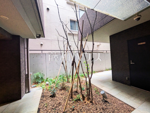 ロビー　【 レ・ジェイド上北沢】