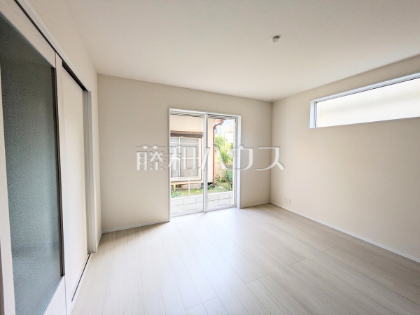 ナチュラルな色を基調とした落ち着きのあるリビングダイニングは、リラックスできる癒し空間です。2号棟　リビング　【福岡市早良区飯倉３丁目】