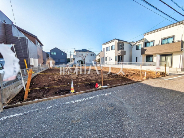現場風景　【東久留米市前沢４丁目】 建物のプレゼンをさせていただきますので、実際の完成イメージを思い描いていただくことができます。お気軽にお問合せ下さい。 
