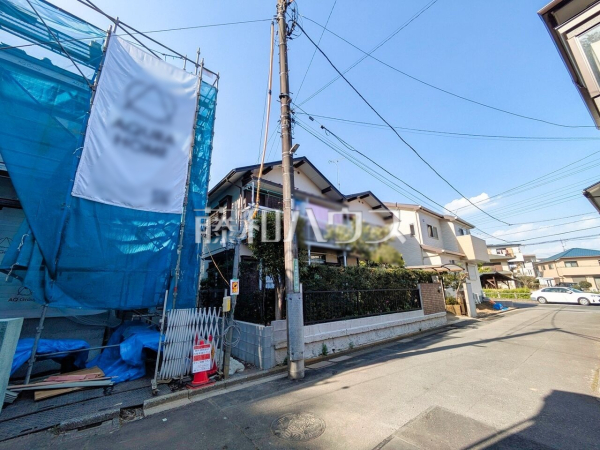 接道状況および現場風景　【日野市新町３丁目】 ここに住む方を想像して、着々と建築しております！ 