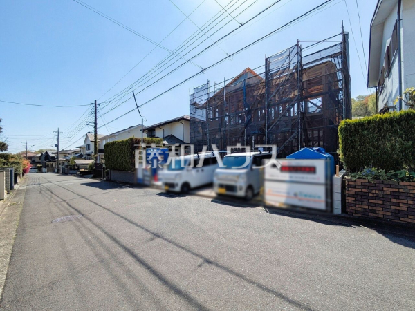 接道状況および現場風景　【八王子市北野台２丁目】 見学はしたいけど、なかなか時間が取れない・・・そんな方に出勤前や仕事終わりにマイホームを見学できるサポートをいたします。 