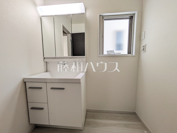 1号棟　洗面室　【八王子市東中野】
三面鏡付きの洗面台。鏡の裏にも収納があり、歯ブラシや化粧品等もすっきり収納できます。　