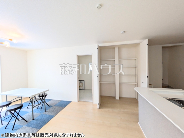 1号棟　リビング　【豊見城市字我那覇】 カウンターキッチン越しでの会話が、家族団らんのスタートです。 