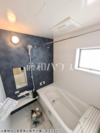 1号棟　浴室　【豊見城市字我那覇】 落ち着いた色合いで疲れたからだを癒す、贅沢なくつろぎ空間です。 