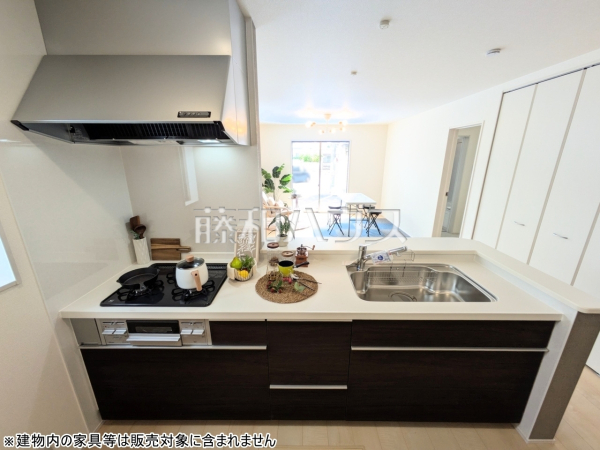 1号棟　キッチン　【豊見城市字我那覇】 家族との会話も弾む対面式キッチン 