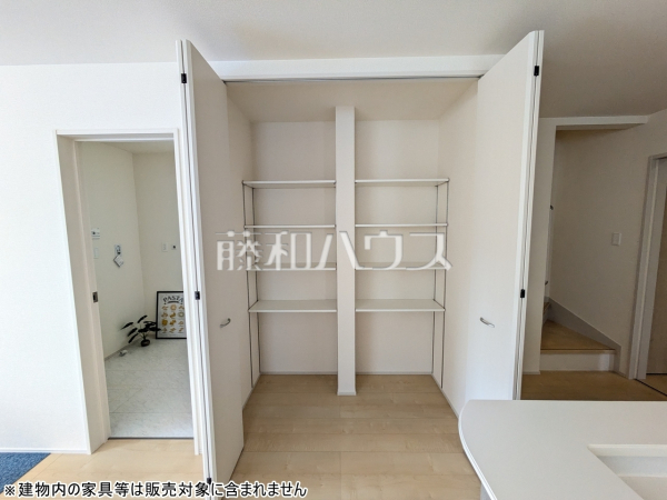 1号棟　リビング収納　【豊見城市字我那覇】リビングに併設された収納スペースには、お子様の本やおもちゃ、掃除機やちょっとした小物などがスッキリ収納できます。あったら便利なうれしい収納ですね！