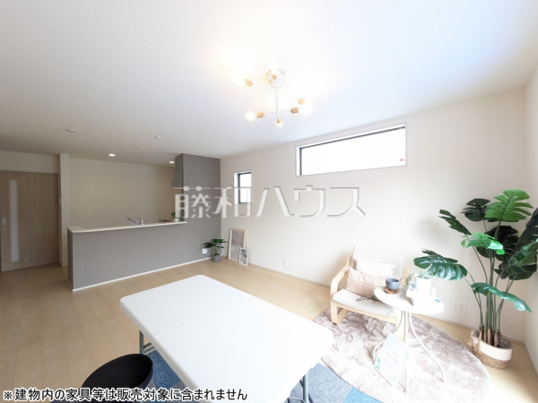 1号棟　リビング　【豊見城市字我那覇】 たっぷりの日差しや心地良い風が入る、広々としたリビングが魅力 