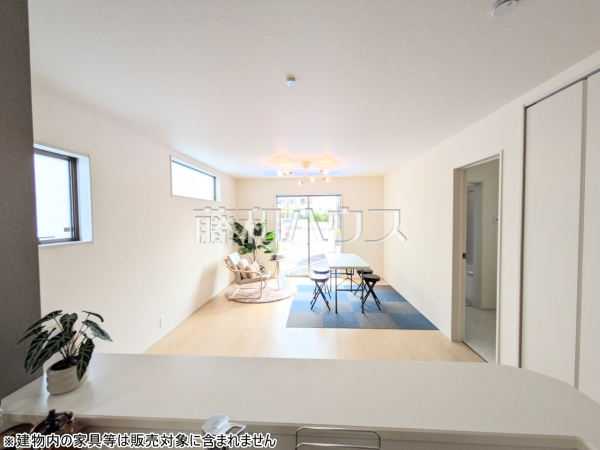 1号棟　キッチンからのリビング　【豊見城市字我那覇】