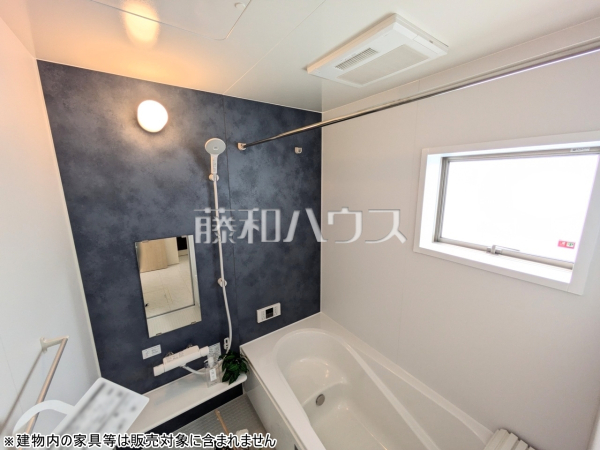 1号棟　浴室　【豊見城市字我那覇】 白を基調とした清潔感あふれるバスルームです 