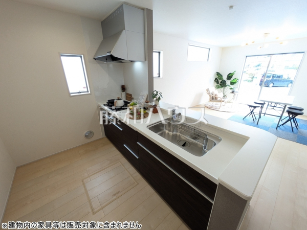 1号棟　キッチン　【豊見城市字我那覇】使いやすくスタイリッシュなシステムキッチンには、毎日お使いになる方の視点が存分に活かされています。