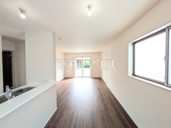 3号棟　リビング　【豊見城市字我那覇】 約18帖のゆったりリビング。家族でテーブルを囲む素敵な時間をお愉しみ下さい。 