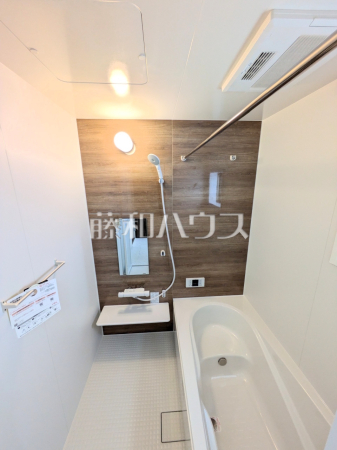 3号棟　浴室　【豊見城市字我那覇】 一日の疲れを癒す、優しい色合いのバスルーム 