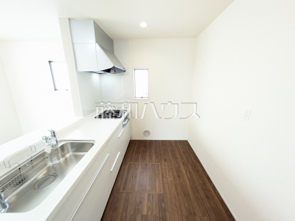 3号棟　キッチン　【豊見城市字我那覇】 使いやすくスタイリッシュなシステムキッチンには、毎日お使いになる方の視点が存分に活かされています。 