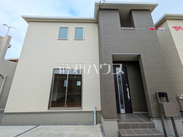 3号棟　外観　【豊見城市字我那覇】 モノトーンを中心とした配色の現代的なデザイン。直線的ですっきりとしたスクエアなデザインが、お客様のお住まいを都会的に印象づけます。 