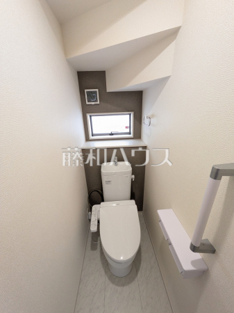3号棟　トイレ　【豊見城市字我那覇】 各階にトイレがあると、階段の上り下りをせずに済むため就寝時なども便利です。 
