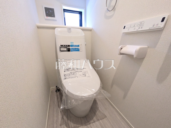 温水洗浄機能付きトイレで清潔にご使用いただけます。 　【朝霞市浜崎４丁目】