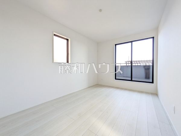 明るいカラーが採用されたお部屋は居室やワークスペースとして気持ち良く過ごせそうですね。　【朝霞市浜崎４丁目】