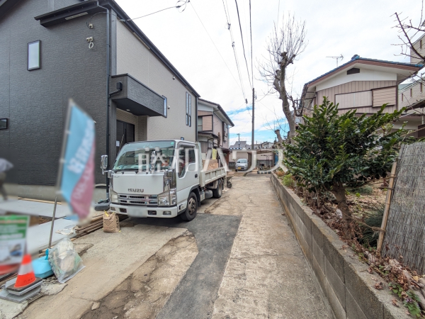 接道状況および現場風景　【朝霞市浜崎４丁目】 周辺環境はもちろん、日当たりなど、実際に行ってみないと分からないことも多くございます。営業担当がご案内いたしますので、お気軽にお問い合わせください。 