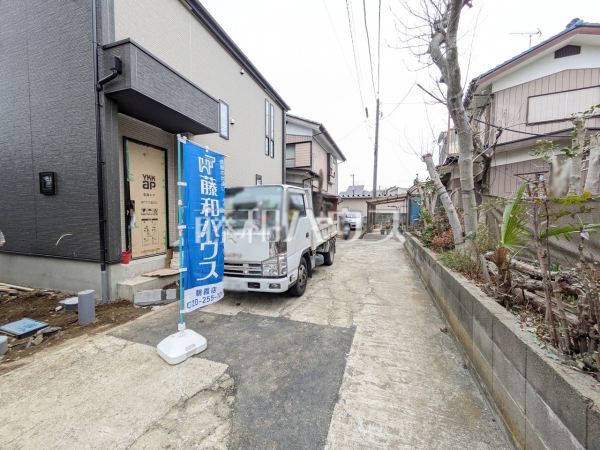 接道状況および現場風景　【朝霞市浜崎４丁目】 ここに住む方を想像して、着々と建築しております！ 
