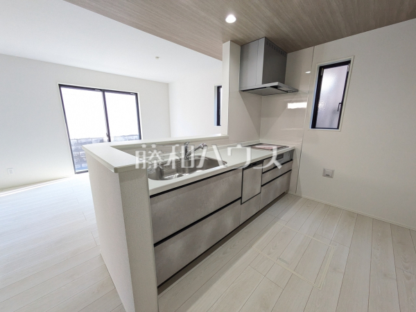 使いやすくスタイリッシュなシステムキッチンには、毎日お使いになる方の視点が存分に活かされています。　【朝霞市浜崎４丁目】