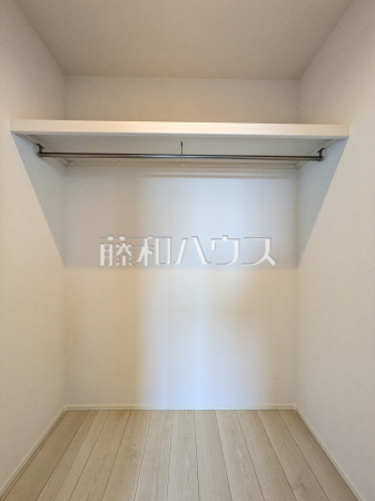 収納力豊富なウォークインクローゼットで、バッグや小物類も片付きます。 　【朝霞市浜崎４丁目】