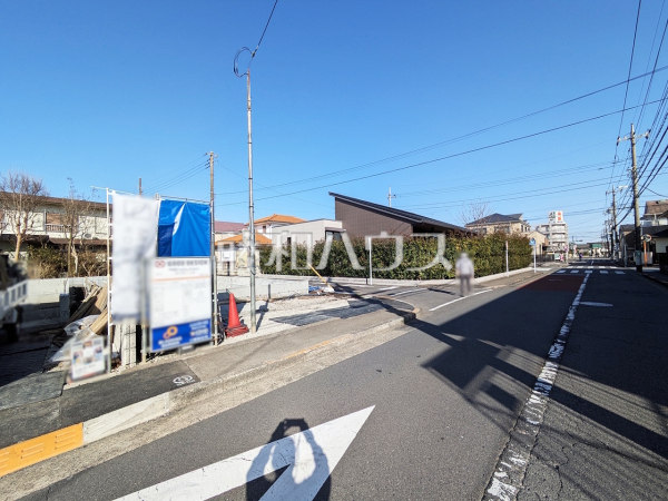 接道状況および現場風景　【日野市神明３丁目】
南道路で、さらに南側にカースペースがあり日当たり良好です。