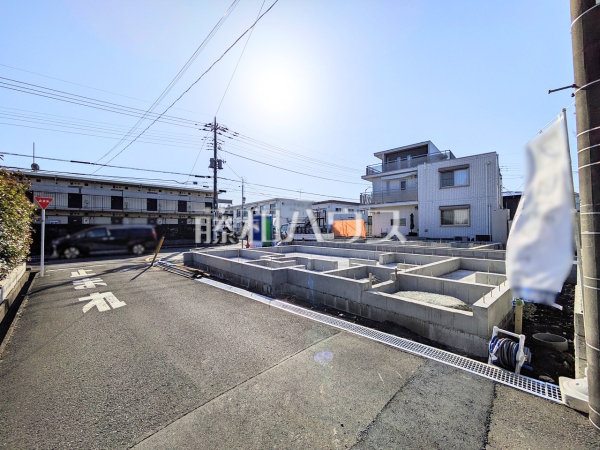 接道状況および現場風景　【日野市神明３丁目】
ご家族ぞれぞれの思い出と、どこまでも広がる空を独り占め！晴れ渡った青空の袂に、暖かな光に包まれ四季折々の風を感じる、幸せの空間がここに。　