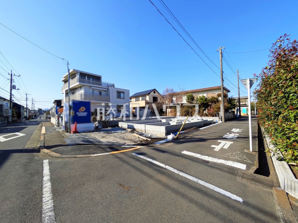 接道状況および現場風景　【日野市神明３丁目】
前面道路８mなので、運転が少し苦手な方でも運転・駐車がしやすそうですね。