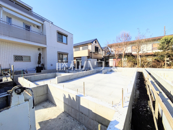 1号棟　外観　【日野市神明３丁目】
建物を「面」で支える耐震性に優れたベタ基礎。建物の底面全体が鉄筋コンクリートとなっているため、地面からの湿気やシロアリを防ぎやすくなっています。