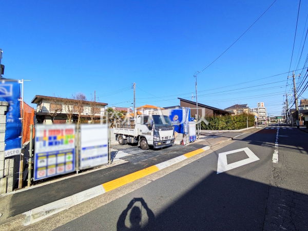 接道状況および現場風景　【日野市神明３丁目】
周辺にはショッピングにグルメ、日々の暮らしを充たす多彩な商業施設が揃っています。