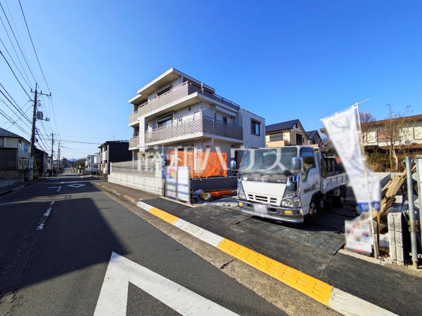 接道状況および現場風景　【日野市神明３丁目】
まだまだ建築中ですが、ぜひ現地をご覧になりませんか？基礎・上棟の状態は建築中にしかご覧になれません！