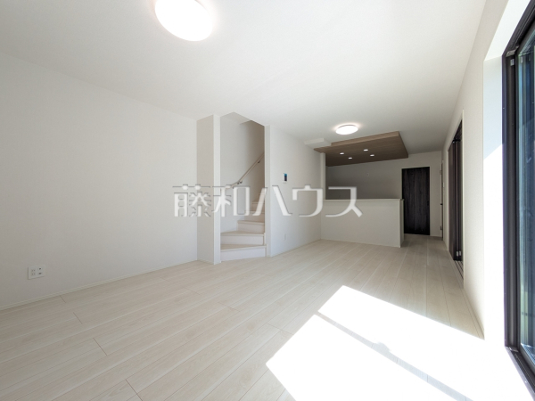 リビング　【朝霞市根岸台７丁目】