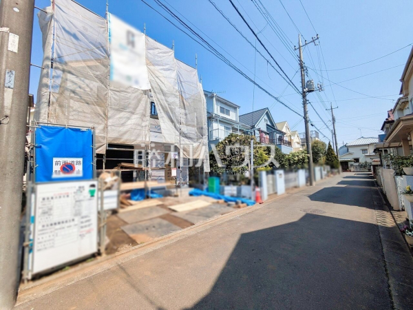 接道状況および現場風景　【所沢市大字下安松】 見学はしたいけど、なかなか時間が取れない・・・そんな方に出勤前や仕事終わりにマイホームを見学できるサポートをいたします 