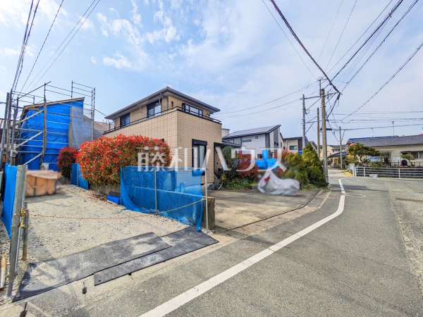 接道状況および現場風景　【福岡市南区老司１丁目】
一戸建ての多いエリアのため、静かで落ち着いた雰囲気の街並みです。　