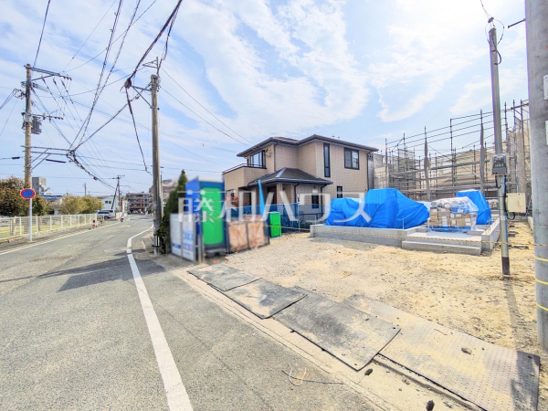 接道状況および現場風景　【福岡市南区老司１丁目】
見学はしたいけど、なかなか時間が取れない…そんな方に出勤前や仕事終わりにマイホームを見学できるサポートをいたします。　