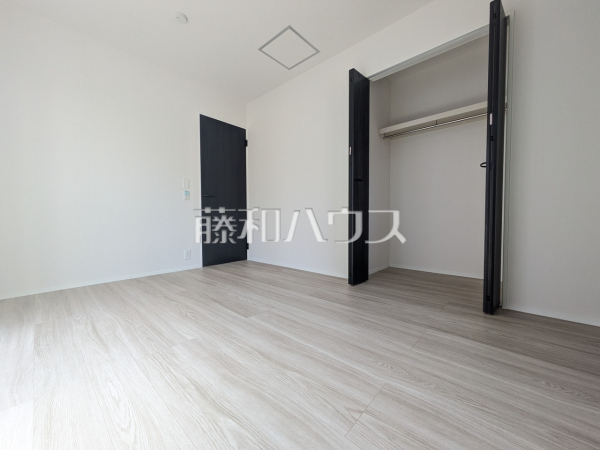 居室にはクローゼットを完備し、家具を置くスペースが確保しやすい設計がされております。　【練馬区東大泉７丁目】