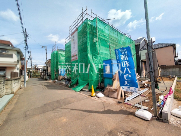 接道状況および現場風景　【西東京市北原町１丁目】 建物のプレゼンをさせていただきますので、実際の完成イメージを思い描いていただくことができます。お気軽にお問合せ下さい 