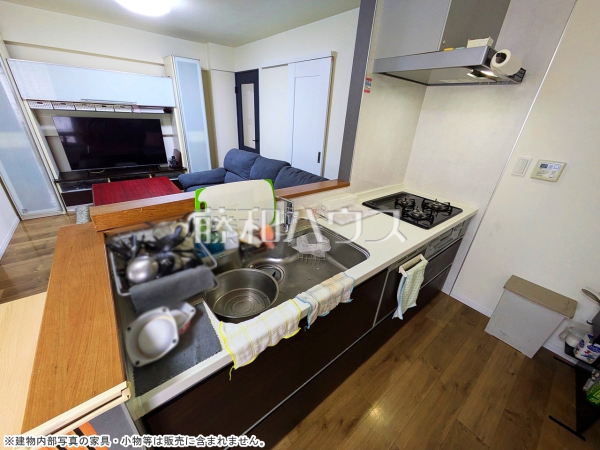 キッチンからはリビング全体が見渡せるので、ご家族の様子を見ながらお料理できます。　【ヴィラロイヤル東中野】