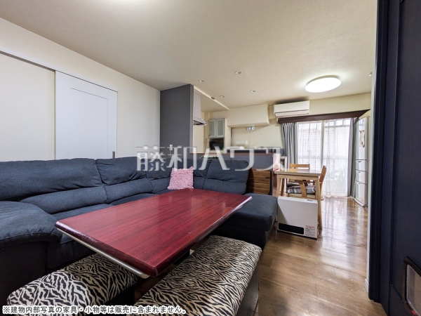 家族の存在を近くに感じ、心安らぐこの空間はいつも心地よく、気が付けば楽しい一日が終わろうとしている、そんな憩いのリビングです。　【ヴィラロイヤル東中野】