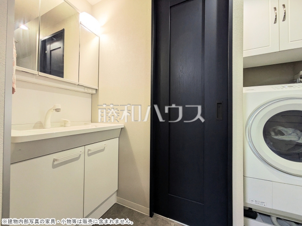 三面鏡付きの洗面台。鏡の裏にも収納があり、歯ブラシや化粧品等もすっきり収納できます。　【ヴィラロイヤル東中野】