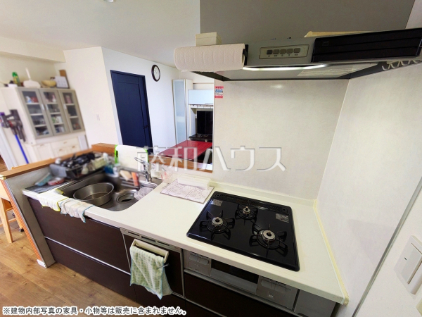 キッチンから見渡せるリビングダイニングで、お料理中も会話が弾みます　【ヴィラロイヤル東中野】